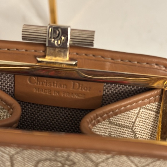 Dior Coins holder mini pocket this tiny piece is a beautiful and clean interior - Picture 5 of 13
